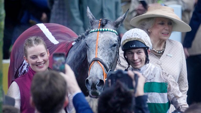 イギリスの騎手ルーク・モリスがカタール・グランプリで優勝した後、アルピニスタと一緒にポーズを取っている。 改善文