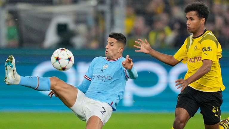 Manchester Citys Joao Cancelo, til venstre, utfordres av Dortmunds Karim Adeyemi