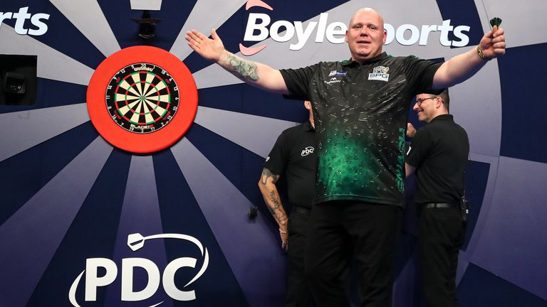 Martin Lukeman celebrates after winning the match during Day Four of the BoyleSports World Grand Prix at the Morningside Arena, Leicester, on Thursday 6th October 2022.