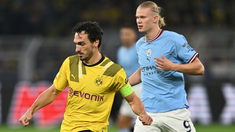 Mats Hummels dari Dortmund memainkan bola di depan Erling Haaland dari Manchester