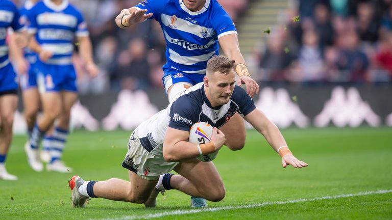 Picture by Allan McKenzie/SWpix.com - 29/10/2022 - Rugby League - Rugby League World Cup 2021 - England v Greece - Bramall Lane, Sheffield, England - England's Matty Lees scores a try against Greece.