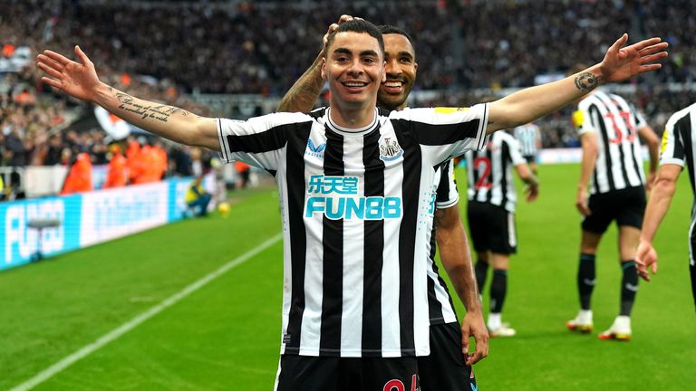 Miguel Almiron merayakan mencetak gol keempat Newcastle