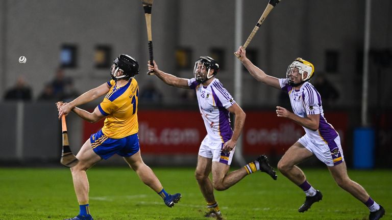 13 November 2021; D..nal Burke of Na Fianna shoots wide late in the second half, under pressure from Kilmacud Crokes players Marc Howard, left, and Mark Grogan, during the Go Ahead Dublin County Senior Club Hurling Championship Final match between Na Fianna and Kilmacud Crokes at Parnell Park in Dublin. Photo by Piaras .. M..dheach/Sportsfile