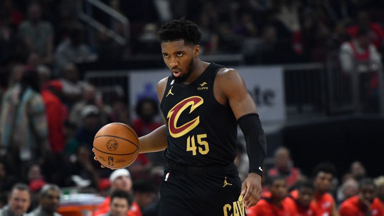 Cleveland Cavaliers&#39; Donovan Mitchell looks to drive during the second half of an NBA basketball game against the Chicago Bulls, Saturday, Oct. 22, 2022, in Chicago. (AP Photo/Paul Beaty)


