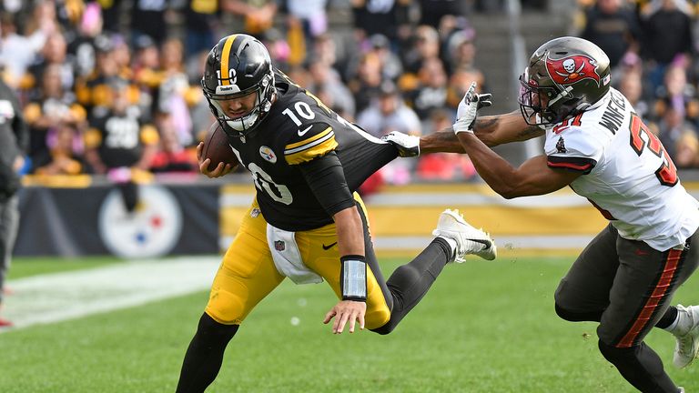 Pittsburgh Steelers quarterback Mitch Trubisky (10) gets past Tampa Bay Buccaneers safety Antoine Winfield Jr. (31) for a first down during the second half of an NFL football game in Pittsburgh, Sunday, Oct. 16, 2022. (AP Photo/Don Wright)


