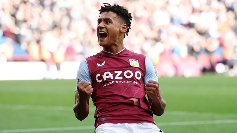 Ollie Watkins melakukan selebrasi setelah mencetak gol keempat Aston Villa ke gawang Brentford