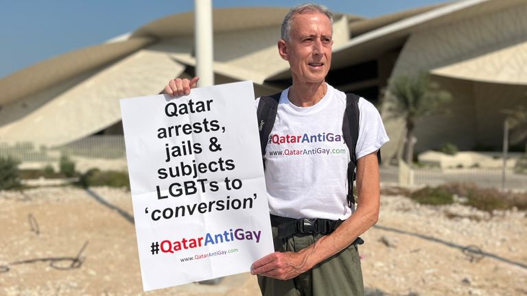 Peter Tatchell fue detenido después de organizar una protesta frente al Museo Nacional de Qatar en Doha (foto: Folleto)