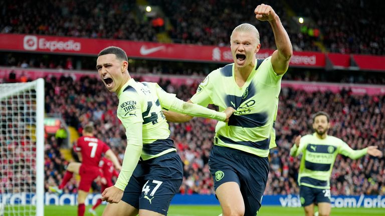 Manchester Citys Phil Foden, til venstre, feirer med Manchester Citys Erling Haaland etter å ha scoret et ikke godkjent mål under den engelske Premier League-fotballkampen mellom Liverpool og Manchester City på Liverpools Anfield stadion søndag (16. oktober).  2022. (AP Photo/Jon Super)