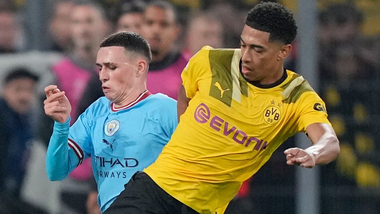 Manchester City&#39;s Phil Foden, left, fights for the ball with Dortmund&#39;s Jude Bellingham 