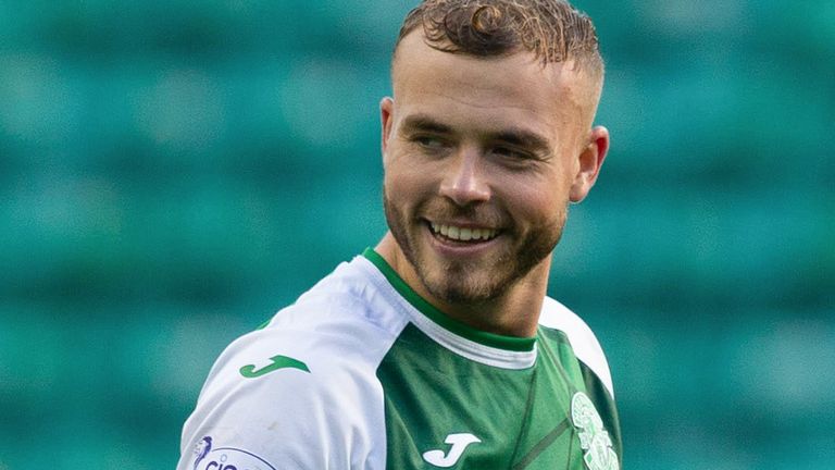 EDIMBURGO, ESCOCIA - 8 DE OCTUBRE: Hibs'  Ryan Porteous a tiempo completo durante un partido de Premiership cinch entre Hibernian y Motherwell en Easter Road, el 8 de octubre de 2022, en Edimburgo, Escocia.  (Foto por Ewan Bootman/Grupo SNS)