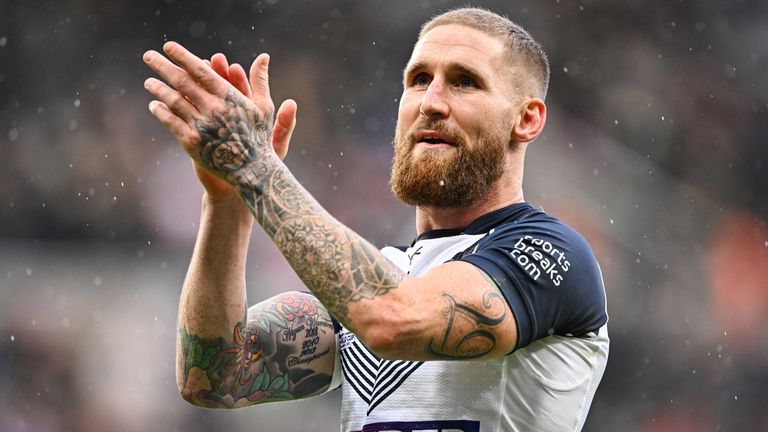 Picture by Will Palmer/SWpix.com - 15/10/2022 - Rugby League - Rugby League World Cup - England v Samoa - St. James' Park, Newcastle, England - Sam Tomkins (C) of England acknowledges the crowd after his sides victory against Samoa