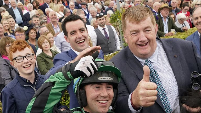 Shark Hanlon (derecha) celebra en Galway con Jordan Gainford