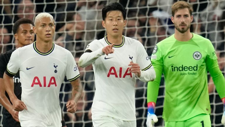 Heung-Min Son merayakan setelah menyamakan kedudukan untuk Tottenham melawan Eintracht Frankfurt