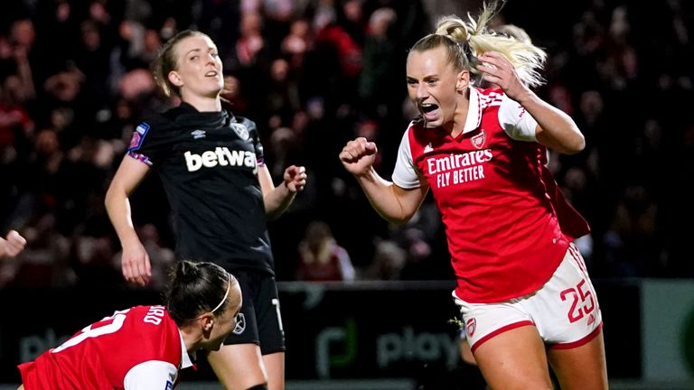 Stina Blackstenius del Arsenal celebra marcar su segundo gol