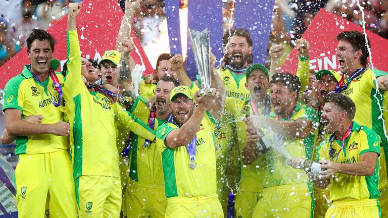 澳大利亚队赢得了澳大利亚和新西兰之间的板球Twenty20世界杯决赛后，澳大利亚队队长亚伦·芬奇(Aaron Finch)和他的队友一起举起了奖杯