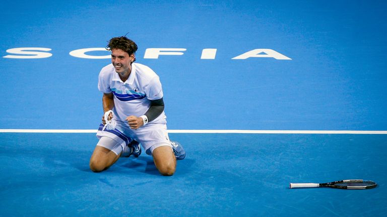 瑞士选手Marc-Andrea Huesler在2022年10月2日星期日在保加利亚索非亚赢得2022年索非亚公开赛ATP 250网球锦标赛决赛后的反应。(美联社图片/帕维尔·达涅夫)