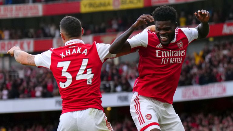 Pemain Arsenal Thomas Partey (kanan) merayakan dengan rekan setimnya Granit Xhaka setelah mencetak gol keempat timnya dalam pertandingan tersebut