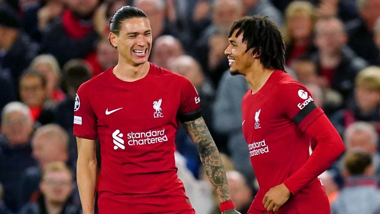 Trent Alexander-Arnold celebra el gol del Liverpool contra el Rangers