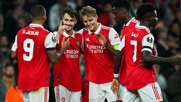 Fabio Vieira festeggia il terzo gol dell'Arsenal, dopo essere stato mandato da Gabriel Jesus