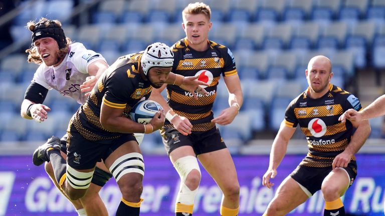 Wasps&#39; Nizaam Carr escapes the tackle from Northampton Saints Alex Moon during the Gallagher Premiership match at the Coventry Building Society Arena, Coventry. Picture date: Sunday October 9, 2022.