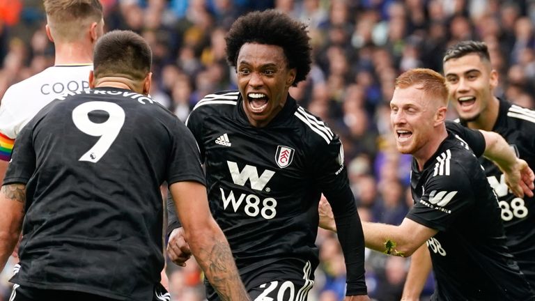 Willian melakukan selebrasi usai mencetak gol ketiga Fulham ke gawang Leeds