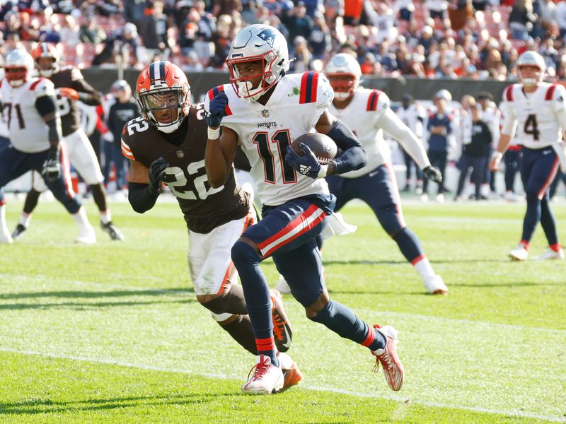 New England Patriots quarterback Mac Jones plays against the Chicago Bears  during the first half of an NFL football game, Monday, Oct. 24, 2022, in  Foxborough, Mass. (AP Photo/Michael Dwyer Stock Photo 