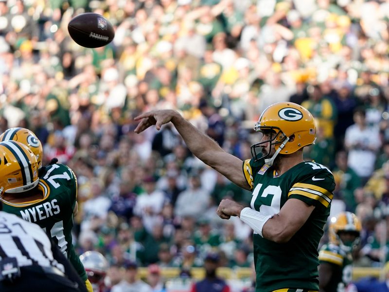 London, UK. 9th October 2022; Tottenham Hotspur Stadium. Tottenham, London,  England; NFL UK football, New York Giants versus GreenBay Packers: Green  Bay Packers Quarterback Aaron Rodgers (12) receives the snatch Credit:  Action