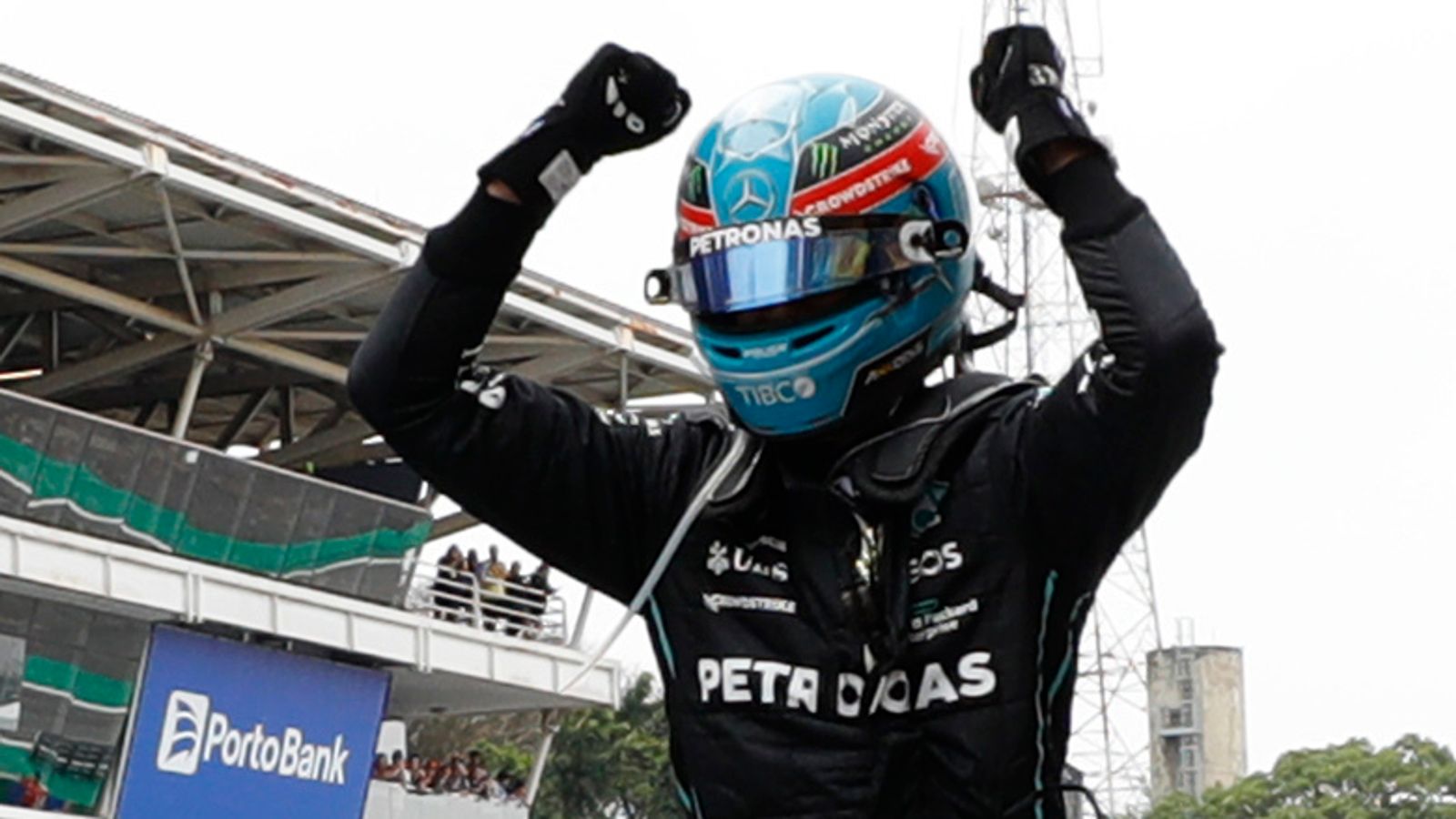 GP Sao Paulo: George Russell mengklaim kemenangan Grand Prix F1 perdananya saat Lewis Hamilton menyegel Mercedes satu-dua