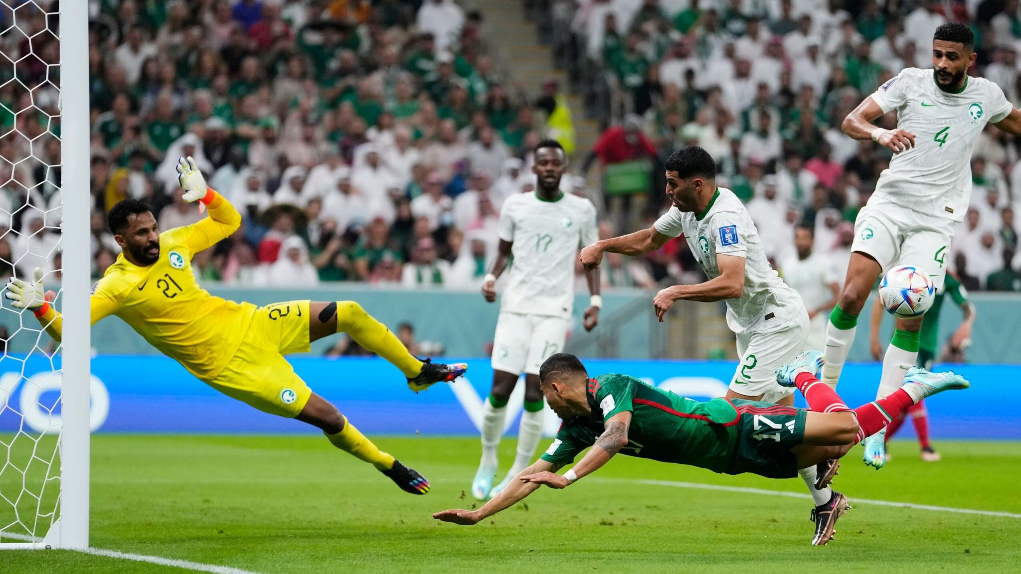 Саудовская Аравия Мексика. Мексика Саудовская Аравия Дружба. Saudi Arabia goalkeeper.