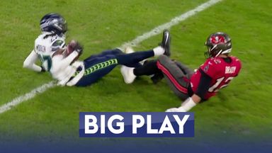 Tom Brady slips, called for tripping on failed Bucs trick play vs Seahawks