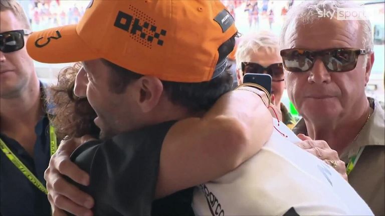 Ibu Daniel Ricciardo sangat emosional saat pasangan itu berpelukan menjelang balapan terakhirnya dengan McLaren di Formula Satu, dengan pebalap Australia itu akan menjadi pembalap cadangan untuk Red Bull musim depan.