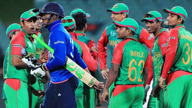 Chris Jordan corre durante la sconfitta dell'Inghilterra contro il Bangladesh nella Coppa del mondo di cricket 2015 (Associated Press)