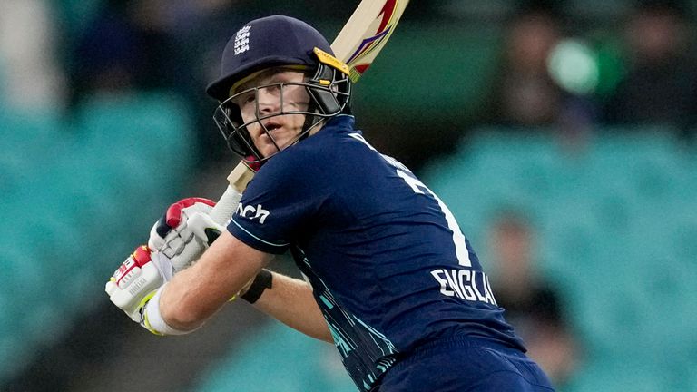 Kelelawar Sam Billings dari Inggris dalam pertandingan internasional kriket satu hari antara Inggris dan Australia di Sydney Cricket Ground, di Sydney, Australia, Sabtu, 19 November 2022. (AP Photo/Mark Baker)