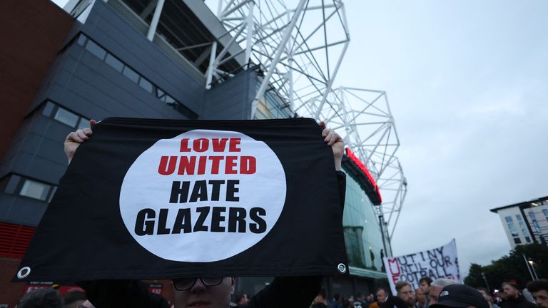 Los fanáticos del Manchester United protestan antes del partido del Liverpool en Old Trafford en agosto de 2022