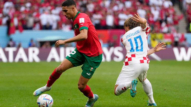 Achraf Hakimi gets away from Luka Modric