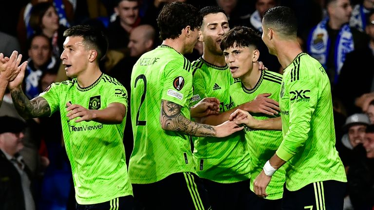 Alejandro Garnacho del Manchester United, segundo a la derecha, celebra después de anotar contra la Real Sociedad