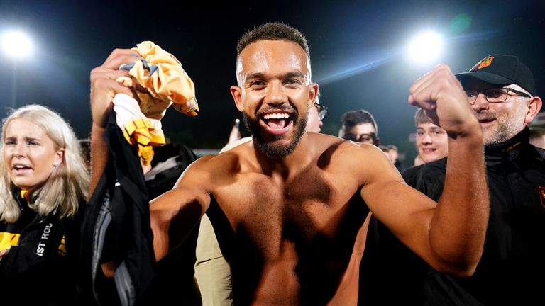 Danny Waldrdon celebra después de que sus dos goles ayudaran al Alvechurch a vencer al Cheltenham de la League One