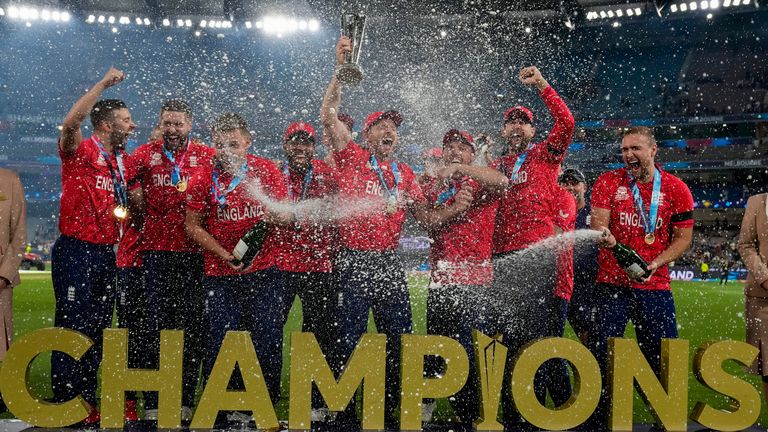 El capitán de Inglaterra, Jos Butler, en el centro, celebra con sus compañeros después de derrotar a Pakistán en la final de la Copa Mundial de Cricket T20 en el Melbourne Cricket Ground en Melbourne, Australia, el domingo 13 de noviembre de 2022. (Foto AP/Mark Baker)