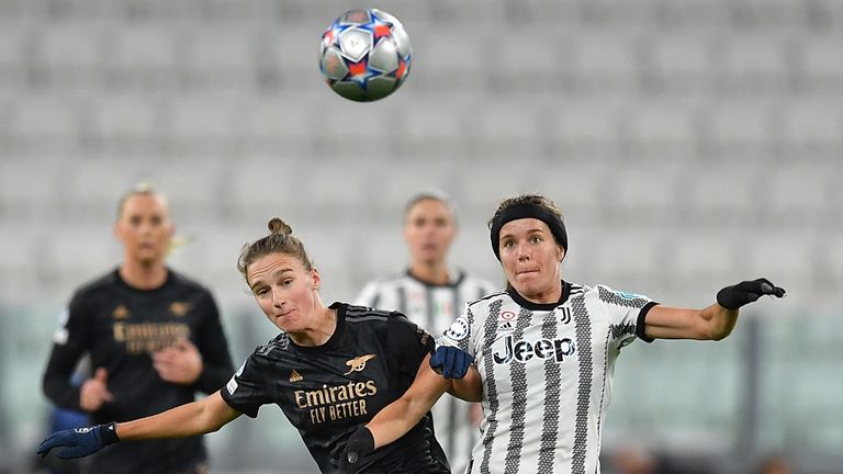 Sofie Junge Pedersen of Juventus Women fights for the ball with Vivianne Miedema of Arsenal during the UEFA Women&#39;s Champions League group C match 