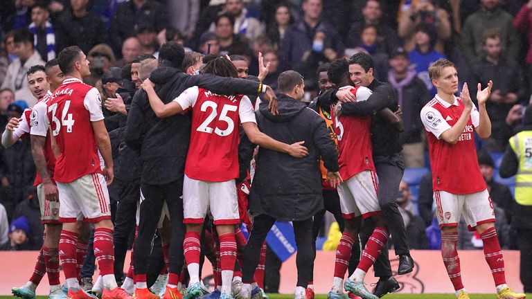 El entrenador del Arsenal, Mikel Arteta, celebra frente a los fanáticos de tiempo completo