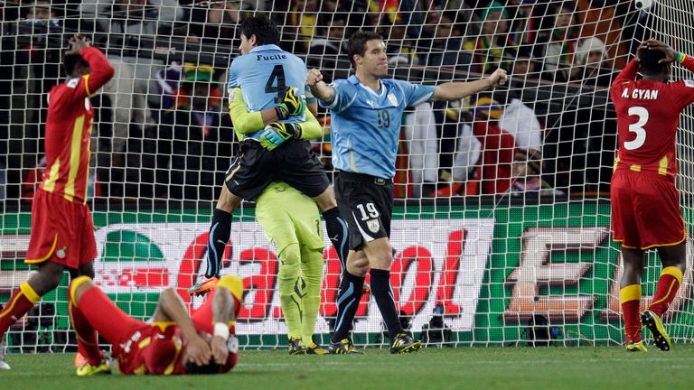 Para pemain bereaksi setelah pemain Ghana Asamoah Gyan gagal mengeksekusi tendangan penalti pada pertandingan sepak bola perempat final Piala Dunia antara Uruguay dan Ghana di Soccer City di Johannesburg, Afrika Selatan, Jumat, 2 Juli 2010. (AP Photo/Luca Bruno)