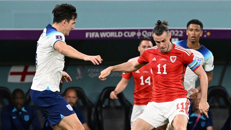Wales'  Gareth BALE berjuang untuk menjaga bola selama pertandingan Grup B Piala Dunia FIFA di Stadion Ahmed bin Ali di Al Rayyan, Qatar pada 29 November 2022. ( The Yomiuri Shimbun via AP Images )