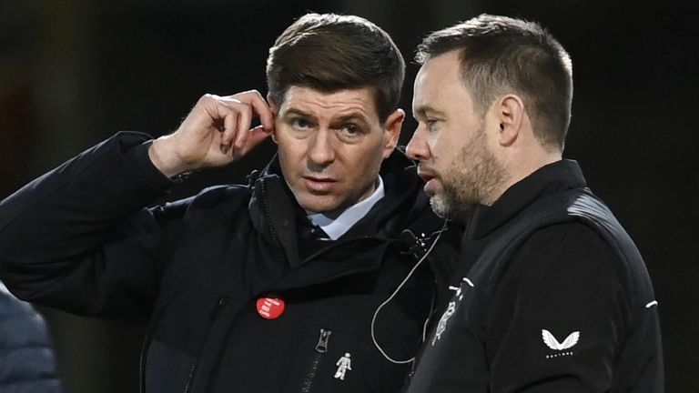 Michael Beale (derecha) fue entrenador de Steven Gerrard en los Rangers