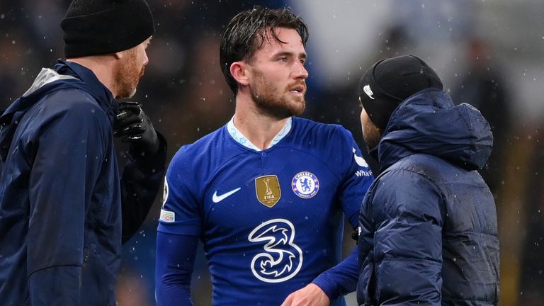 Ben Chilwell dari Chelsea menerima perawatan medis 