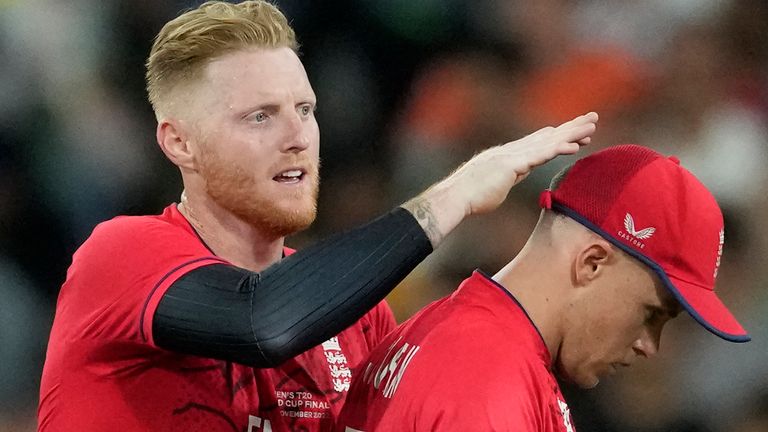 England's Ben Stokes, left, pats to congratulate teammate Sam Curran for a good bowling spell during the final of the T20 World Cup cricket at the Melbourne Cricket Ground between England and Pakistan in Melbourne, Australia, Sunday, Nov. 13, 2022. (AP Photo/Mark Baker) 