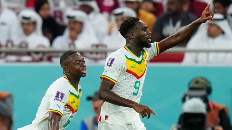 Boulaye Dia dari Senegal merayakan gol pembuka timnya melawan Qatar