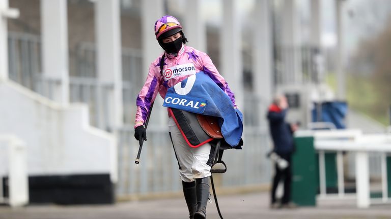 Bryony Frost regresa a la sala de pesaje después de montar a Storm Arising hacia la victoria en Chepstow