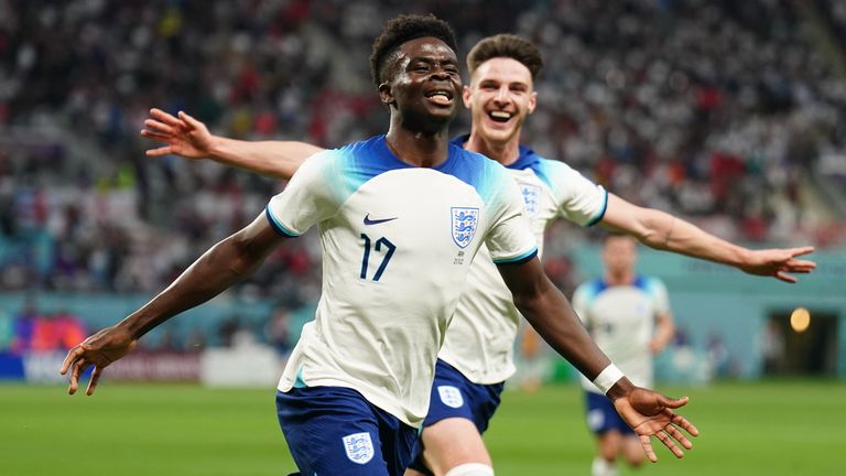 Букайо Сака празнува, когато Англия води с 2-0