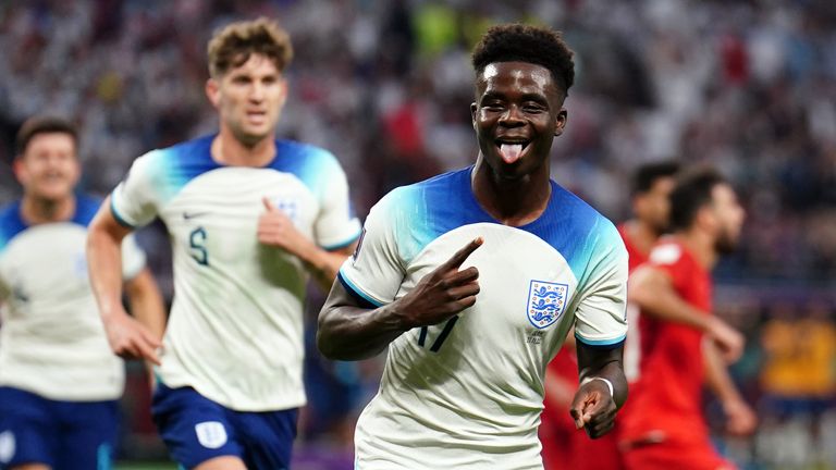 Букайо Сака празнува, след като изведе Англия с 2-0