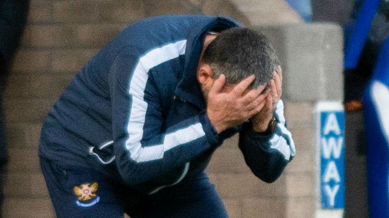 PERTH, SCOTLAND - NOVEMBER 12: St Johntone manager Callum Davidson looks desperate during a Premiership cinch match between St Johnstone and Motherwell at McDiarmid Park on November 12, 2022 in Perth, Scotland.  (Photo by Mark Scates/SNS Group)